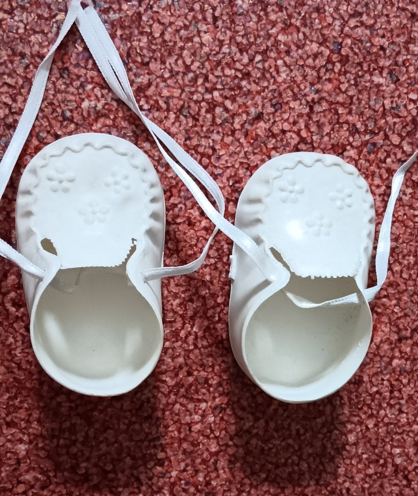 Oude poppen schoentjes Cinderella, Verzamelen, Poppen, Ophalen of Verzenden, Gebruikt, Kleertjes