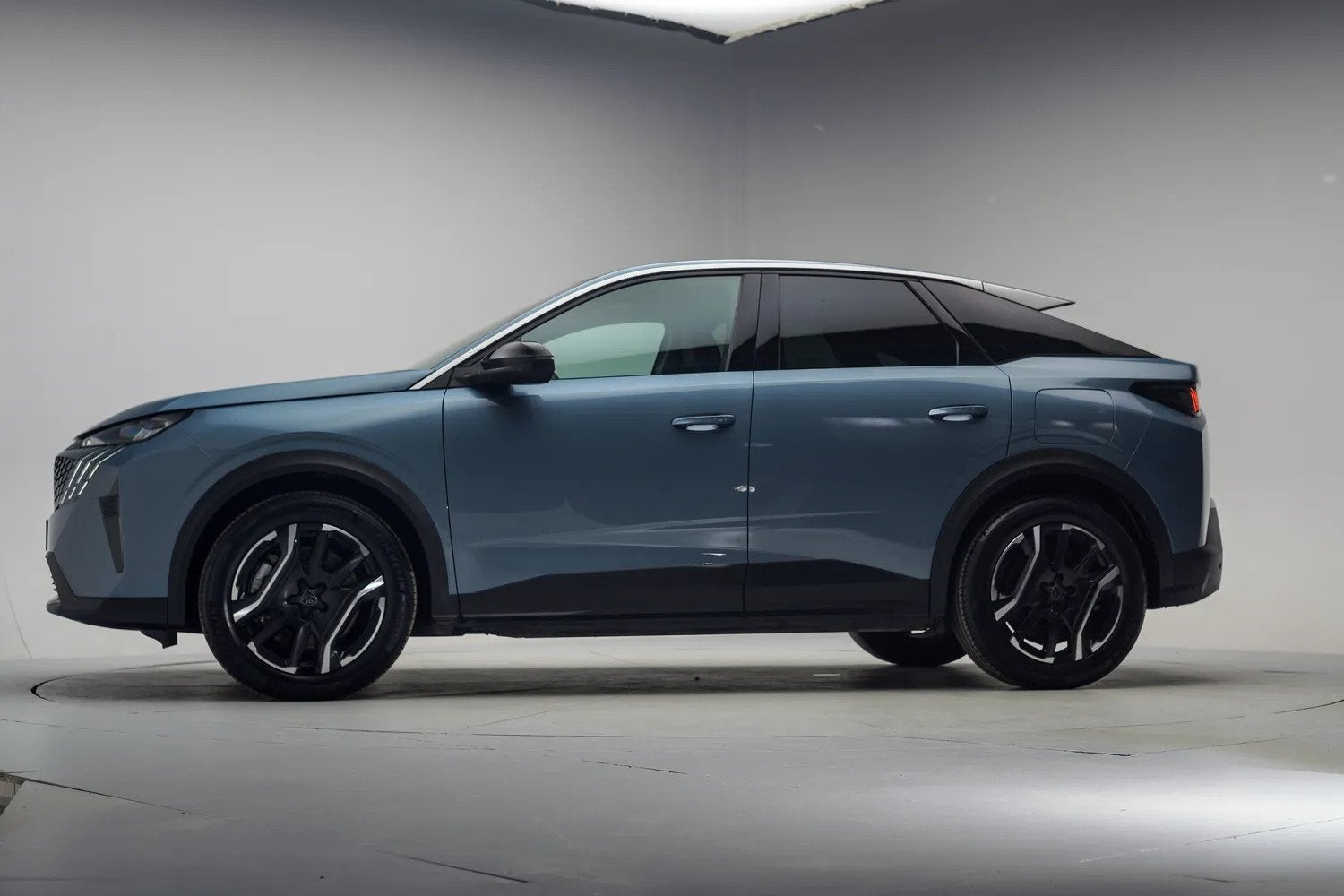 Peugeot E-3008 Allure 73 kWh 3-Fase [ SOH 96.7% ] [ Navi Key, Auto's, 0 cilinders, 213 pk, Parkeersensor, Blauw