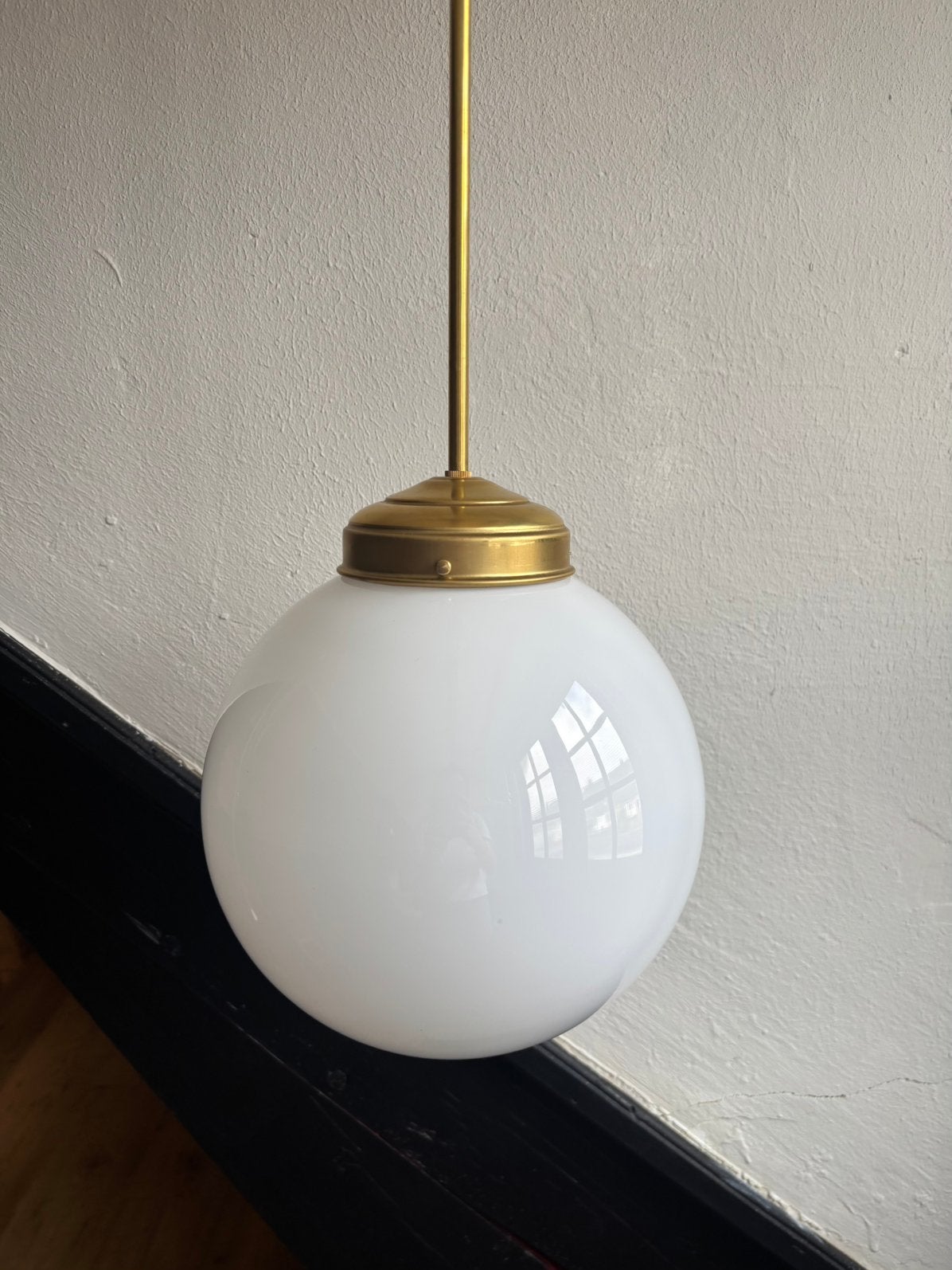 Vintage witte bollamp schoollamp wit globe mesing glazen, Huis en Inrichting, Ophalen of Verzenden, Zo goed als nieuw, Glas