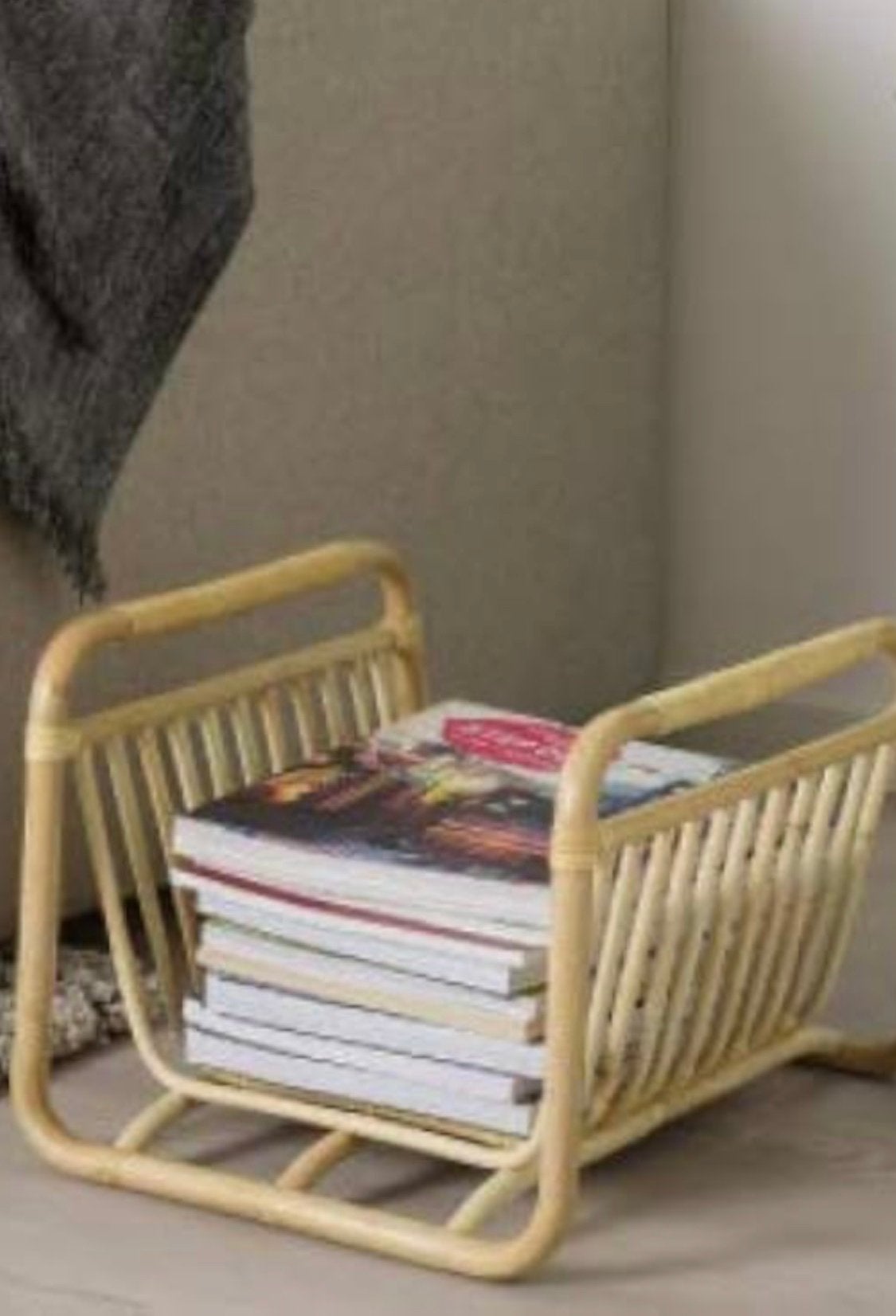 De IKEA Buskbo is een rotan tijdschriftenhouder beige kleur., Ophalen of Verzenden, Zo goed als nieuw