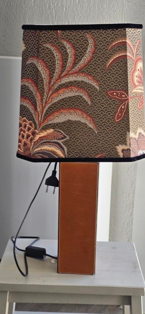 Vintage tafellamp met leren voet en decoratieve kap, Ophalen of Verzenden