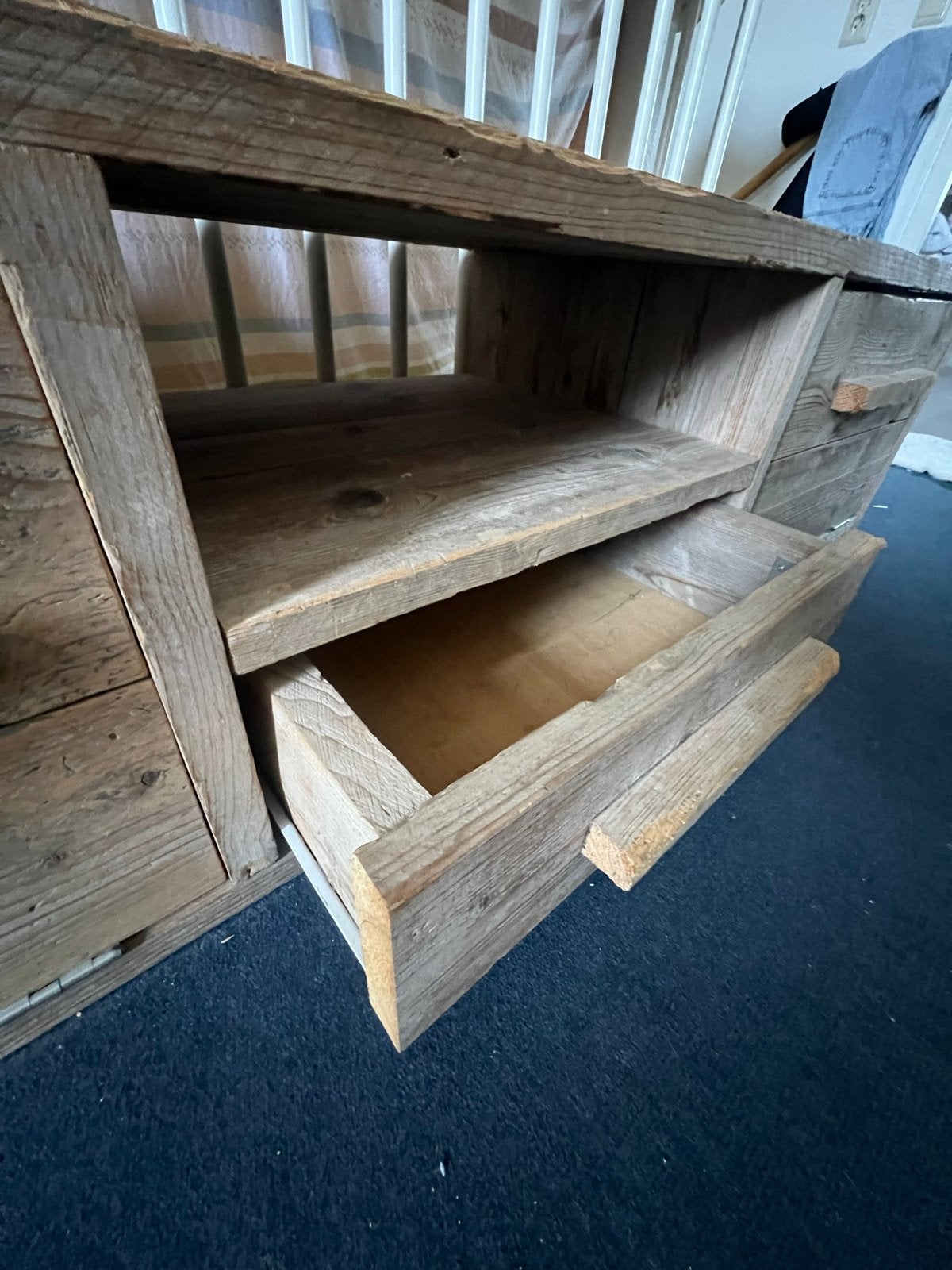 Robuust houten tv-meubel met lades en open vak, Huis en Inrichting, Ophalen, Gebruikt, 150 tot 200 cm, Met lade(s)