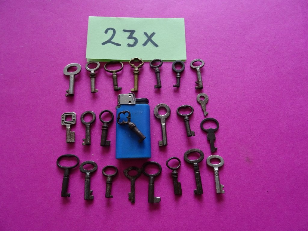 23X OUDE ANTIEKE SLEUTELTJES SLEUTELS KISTJE BLIK SPAARPOT, Ophalen of Verzenden