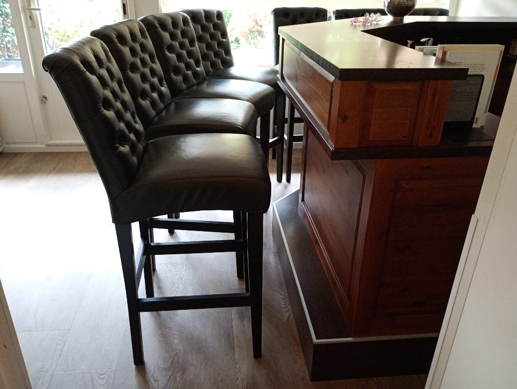 Set van 7 Luxe Gecapitonneerde Barstoelen / Hoge Barkrukken, Ophalen, 5 krukken of meer, Met voetsteun, Zo goed als nieuw