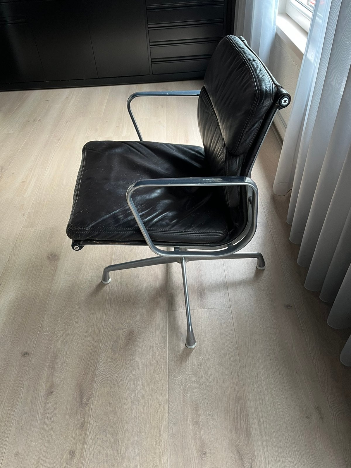 Soft pad 208 chair van Charles en Ray Eames, Gebruikt, Minder dan 75 cm, Design, Leer