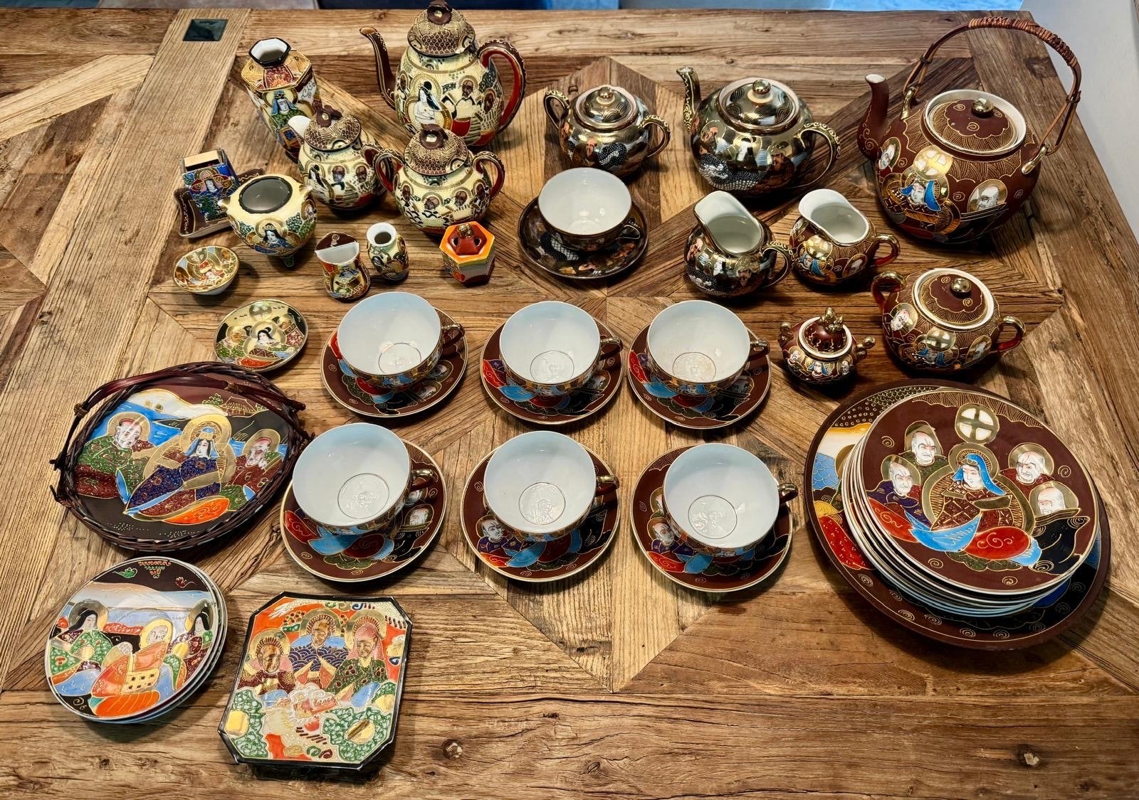 Antiek Japans Satsuma servies met religieuze taferelen, Ophalen of Verzenden