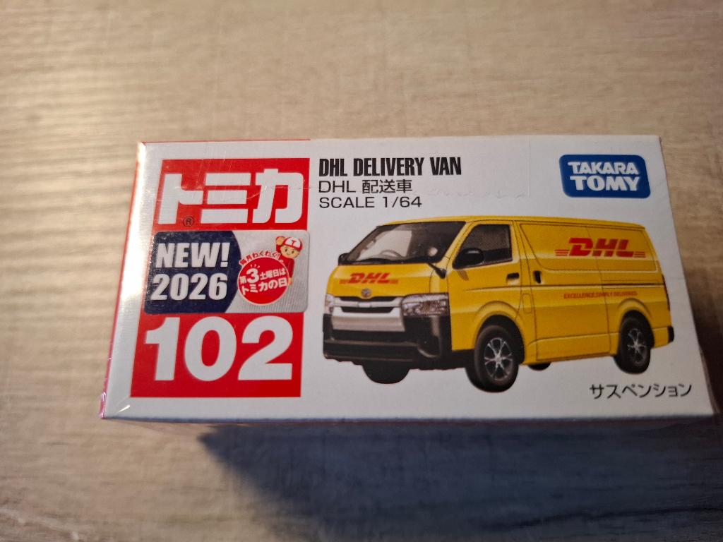 Tomica 102 - Toyota HiAce DHL Delivery Van [geel] 1/64 MIB, Ophalen of Verzenden, Nieuw, Auto