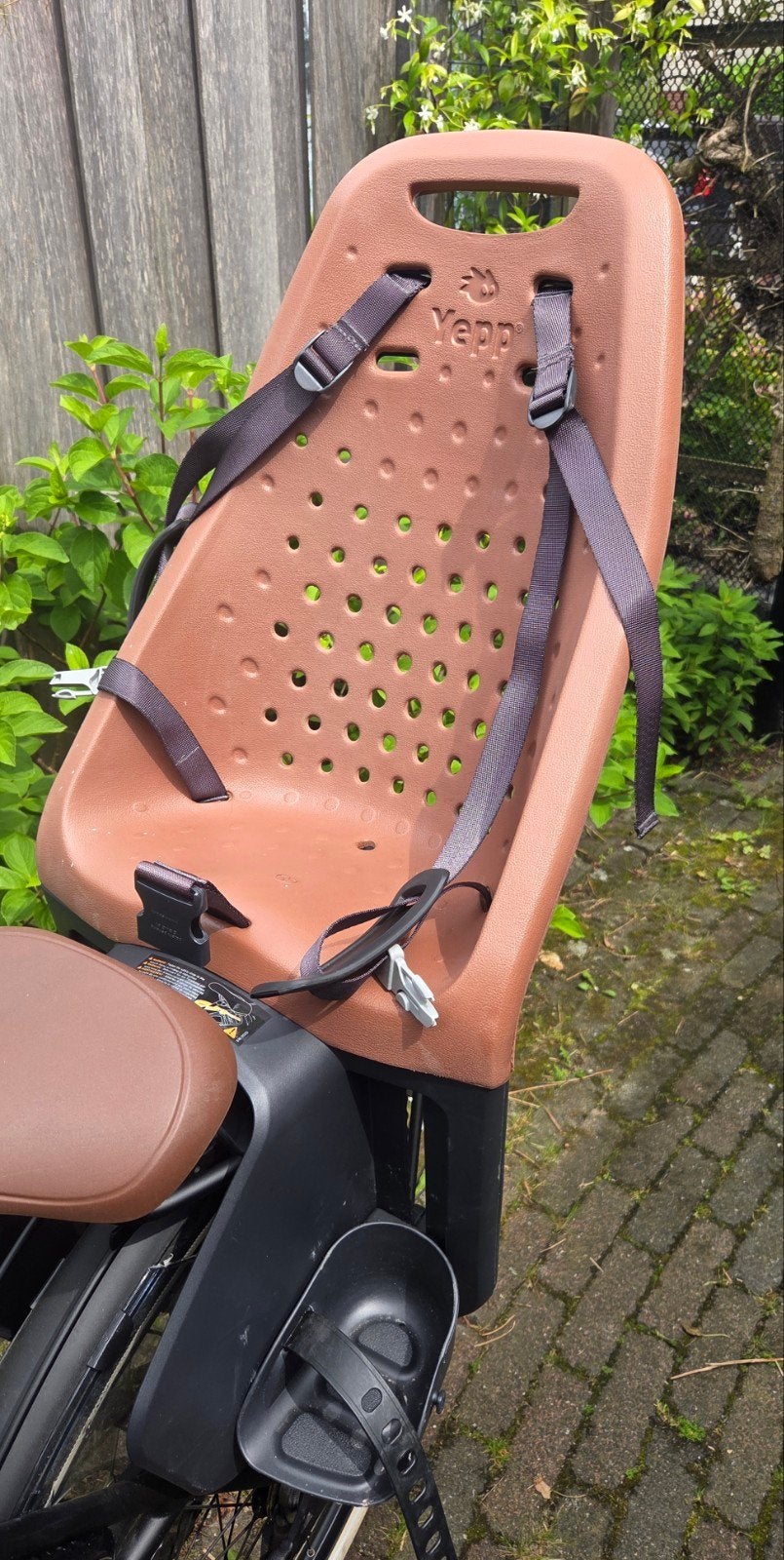 Yepp Achterzitje Bruin - Comfortabel en Veilig, Fietsen en Brommers, Fietsaccessoires | Fietsstoeltjes, Ophalen, Gebruikt, Voetsteuntjes