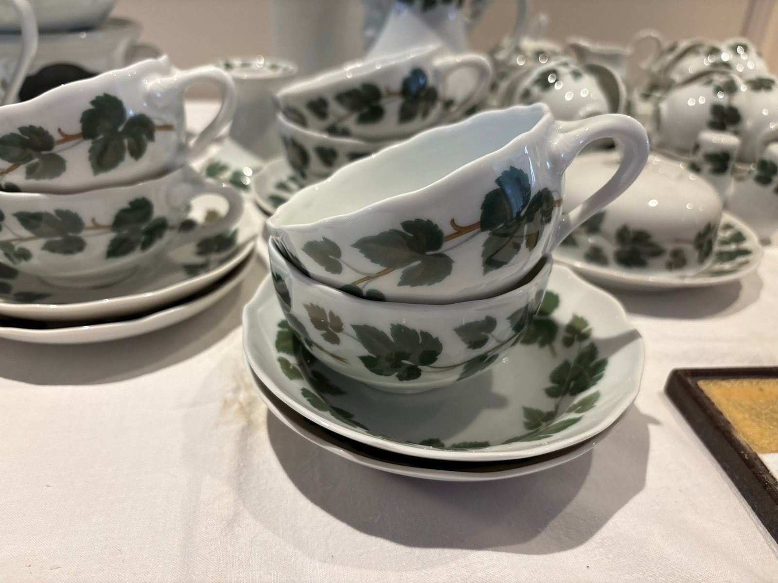 Prachtig Hutschenreuther theeservies met druivenbladmotief, Antiek en Kunst, Ophalen