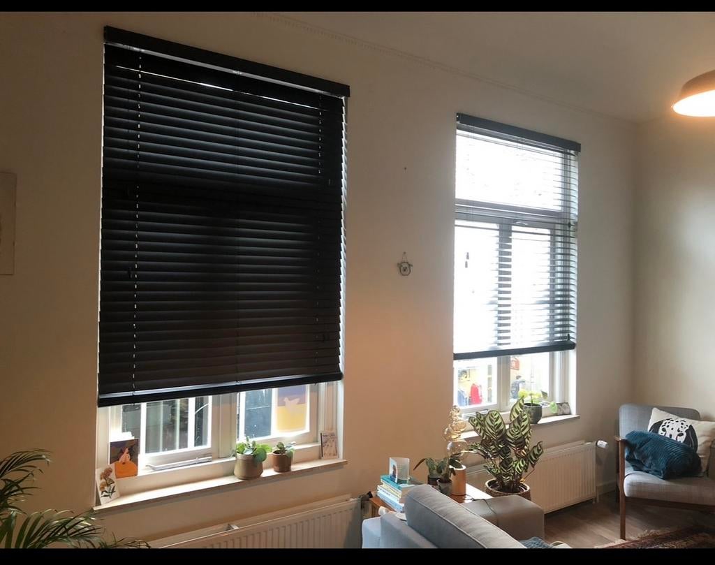 Zwarte houten jaloezieën lamellen 50mm in het kozijn Tuiss, Ophalen, Zo goed als nieuw, Zwart, 150 tot 200 cm