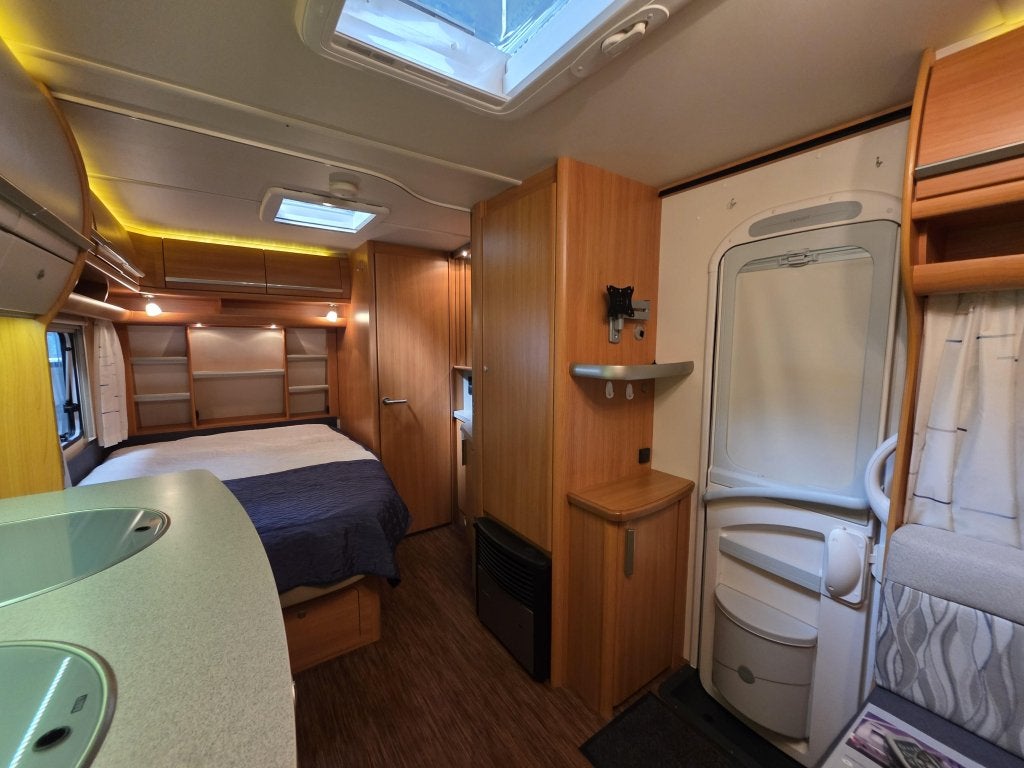Foto 10 van Fendt Saphir 445 TFB 2012 / Frans bed/ Rondzit/ Mover