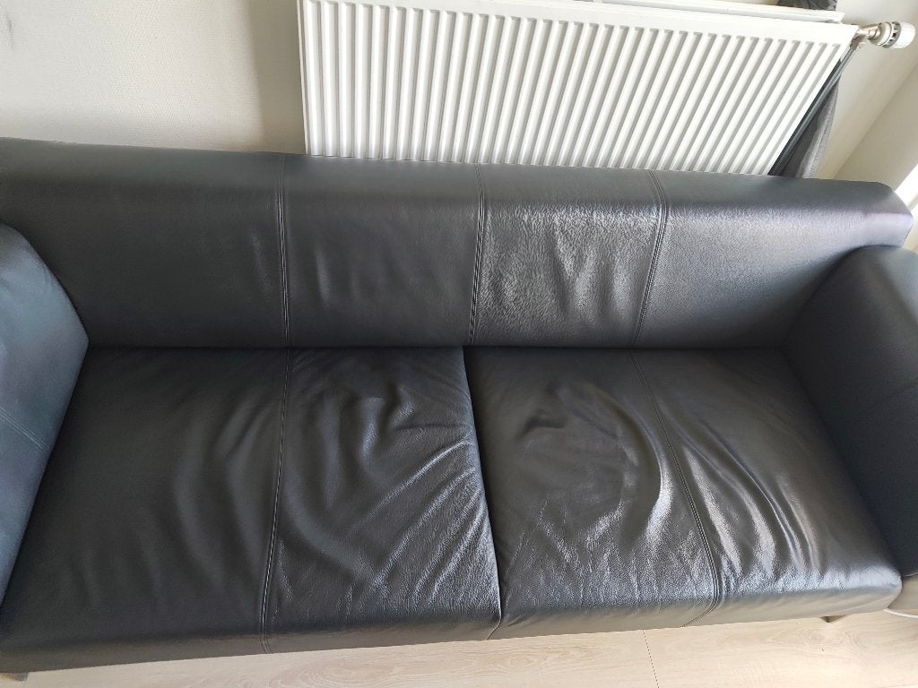 Zwart leren bank, Huis en Inrichting, Banken | Bankstellen, Ophalen, Gebruikt, Minder dan 75 cm, Tweepersoons
