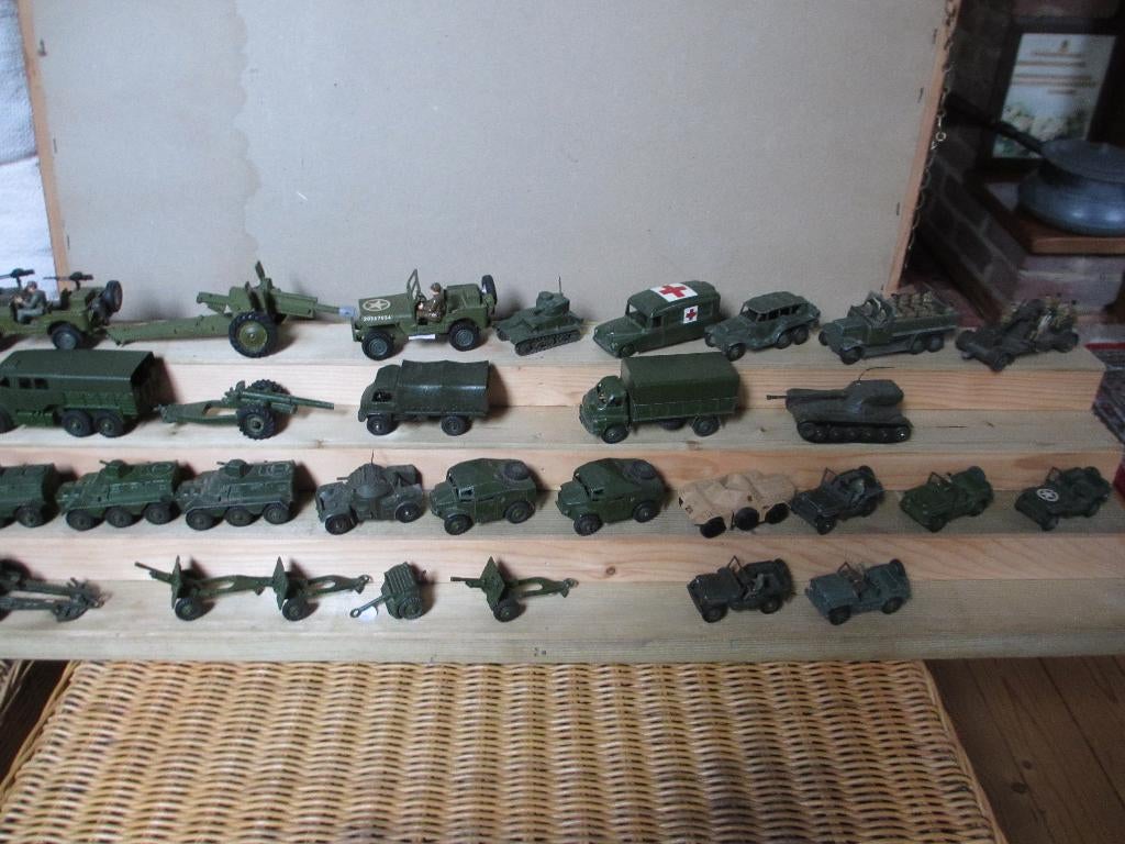 Verzameling Militaire dinky toys, Hobby en Vrije tijd, Modelauto's | 1:43, Ophalen of Verzenden, Gebruikt, Auto, Dinky Toys
