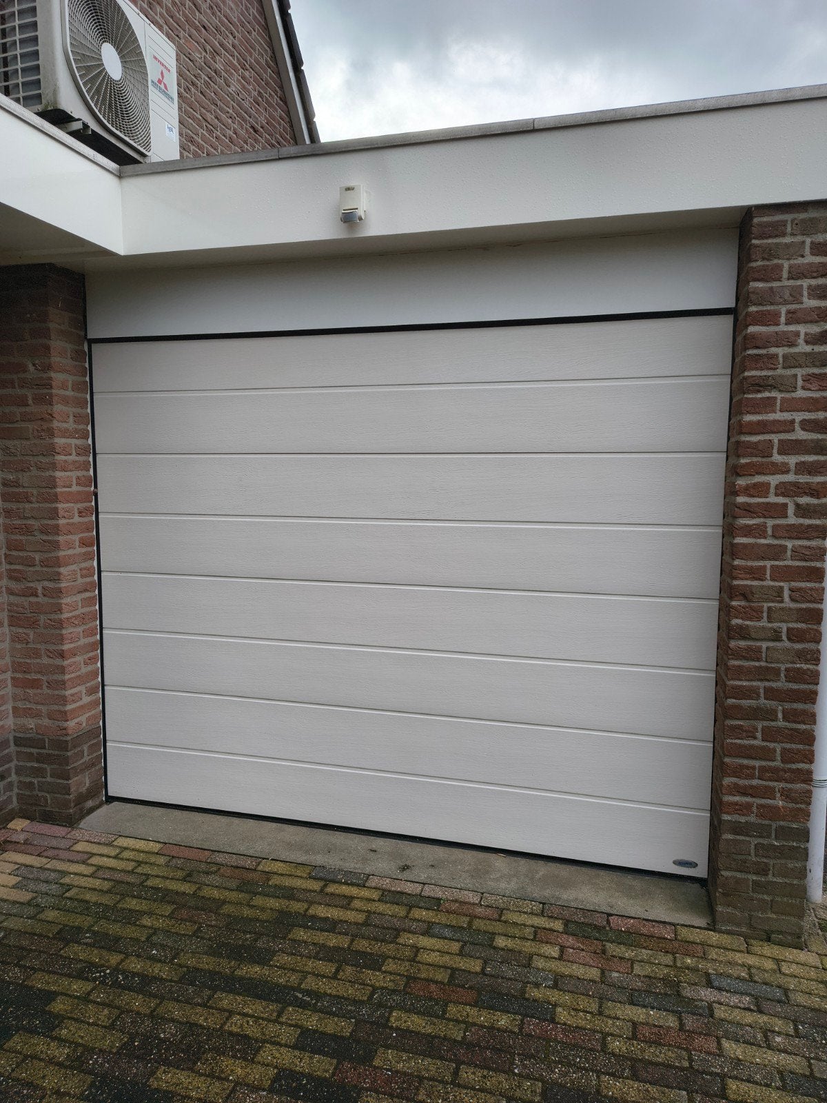 Elektrische Novoferm garagedeur met afstandsbediening, Doe-het-zelf en Verbouw, Ophalen, Gebruikt, 120 cm of meer, Garagedeur