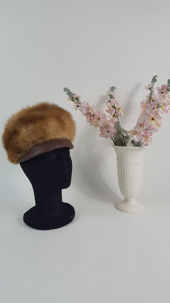 Vintage bontmuts, muts echt bont. La Chapeau Dinstingué. S8, Tweedehands verkoop, Ophalen of Verzenden, Tweedehands verkoop, Maat 38/40 (M)