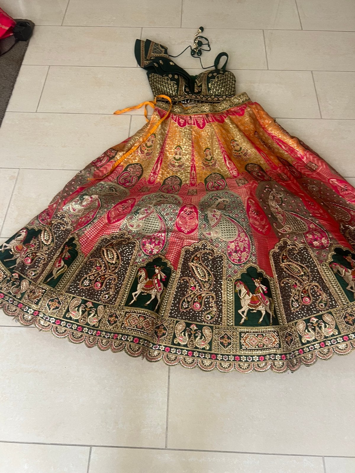 Mooie veelkleurige lehenga, Ophalen of Verzenden, Zo goed als nieuw, Rood, Overige typen