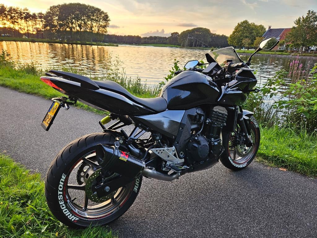 Mooie zwarte Kawasaki Z750s te koop. Akrapovic uitlaat., Motoren, Sportuitlaat, 4 cilinders, Motorrijbewijs A, Gebruikt
