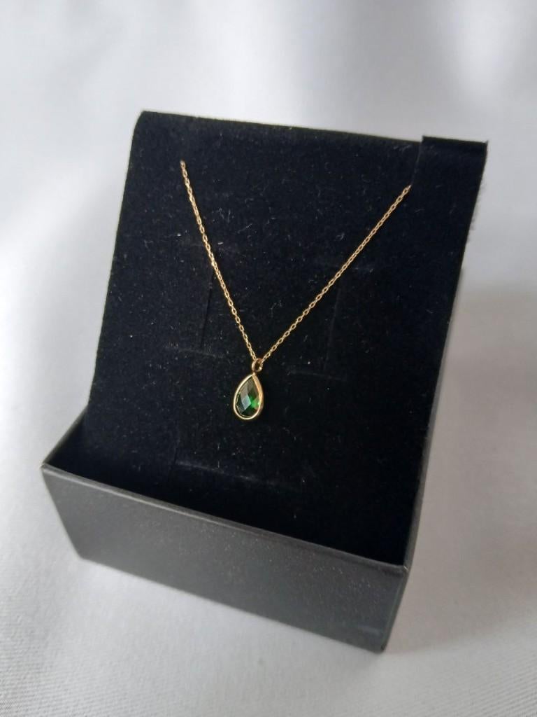 Prachtige 14-karaats gouden halsketting met smaragd hanger., Nieuw, Ophalen of Verzenden, Met edelsteen, Goud