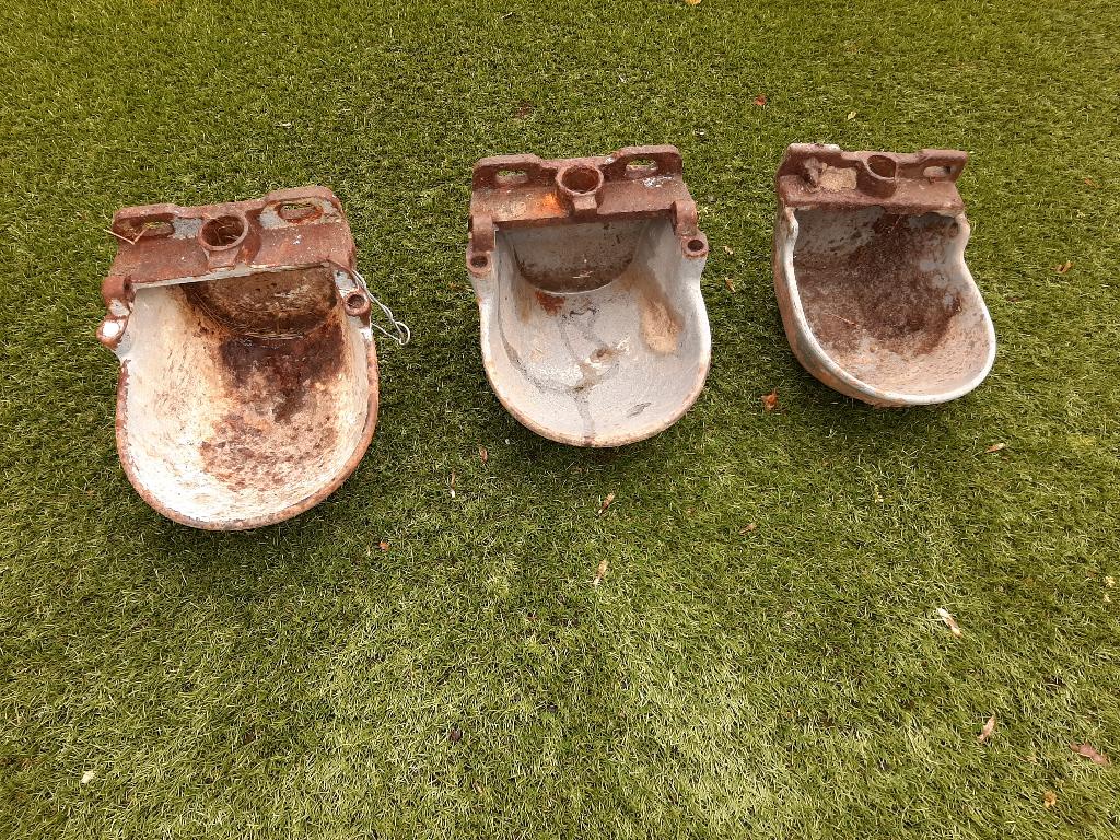 3 oude vee drinkbakken ( prijs per stuk), Dieren en Toebehoren, Overige Dieren-accessoires, Ophalen, Gebruikt