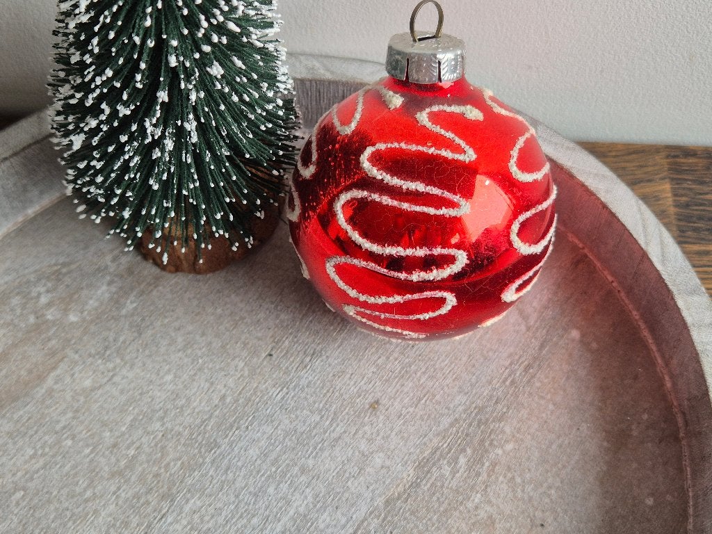 Vintage kerstbal rood met kringeltjes 551, *, Gebruikt, *, Ophalen of Verzenden