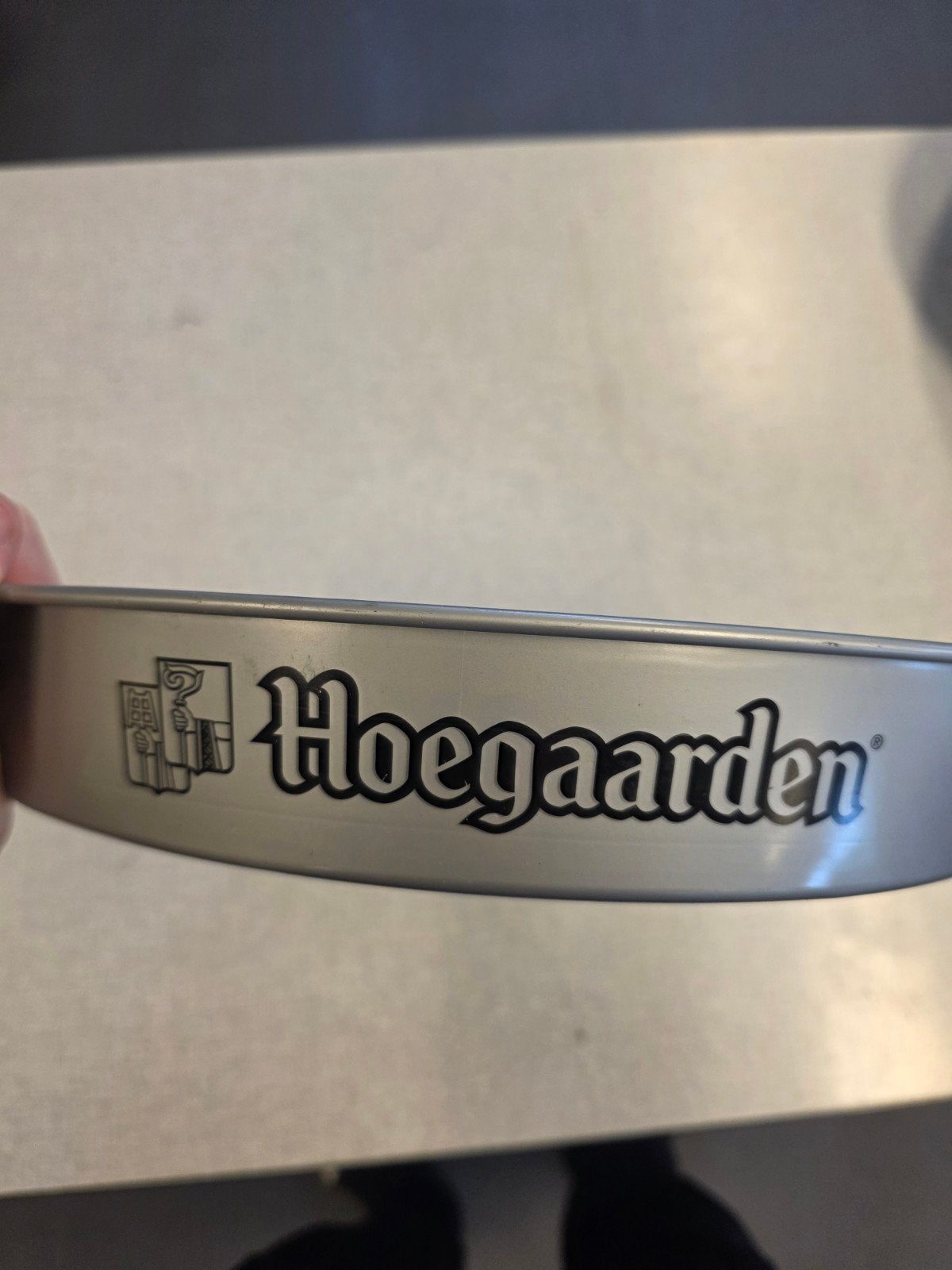 2x Grijze metalen dienbladen met bierlogo's, Huis en Inrichting, Woonaccessoires | Dienbladen, Ophalen, Gebruikt, Rond, Dienblad