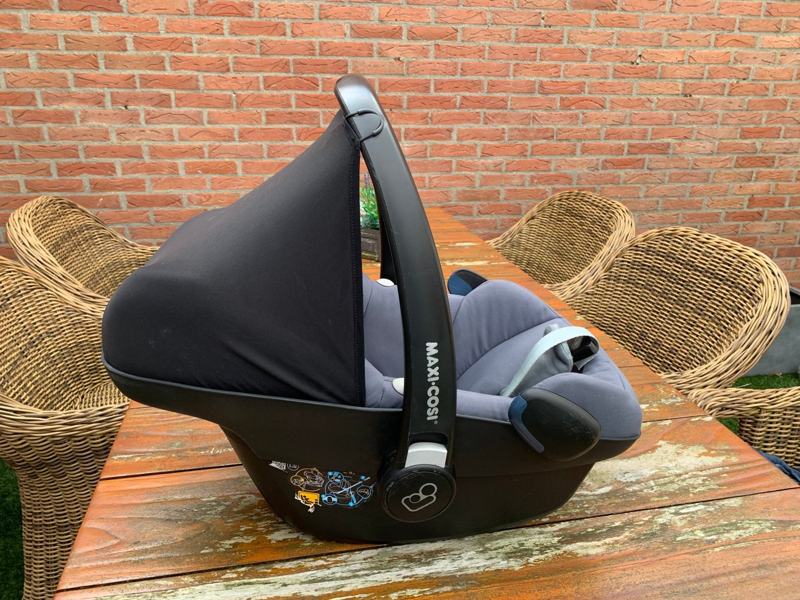 Maxi-Cosi babyautostoel blauwgrijs met zonnekap, Kinderen en Baby's, Ophalen, Autogordel, Zijbescherming, Zo goed als nieuw