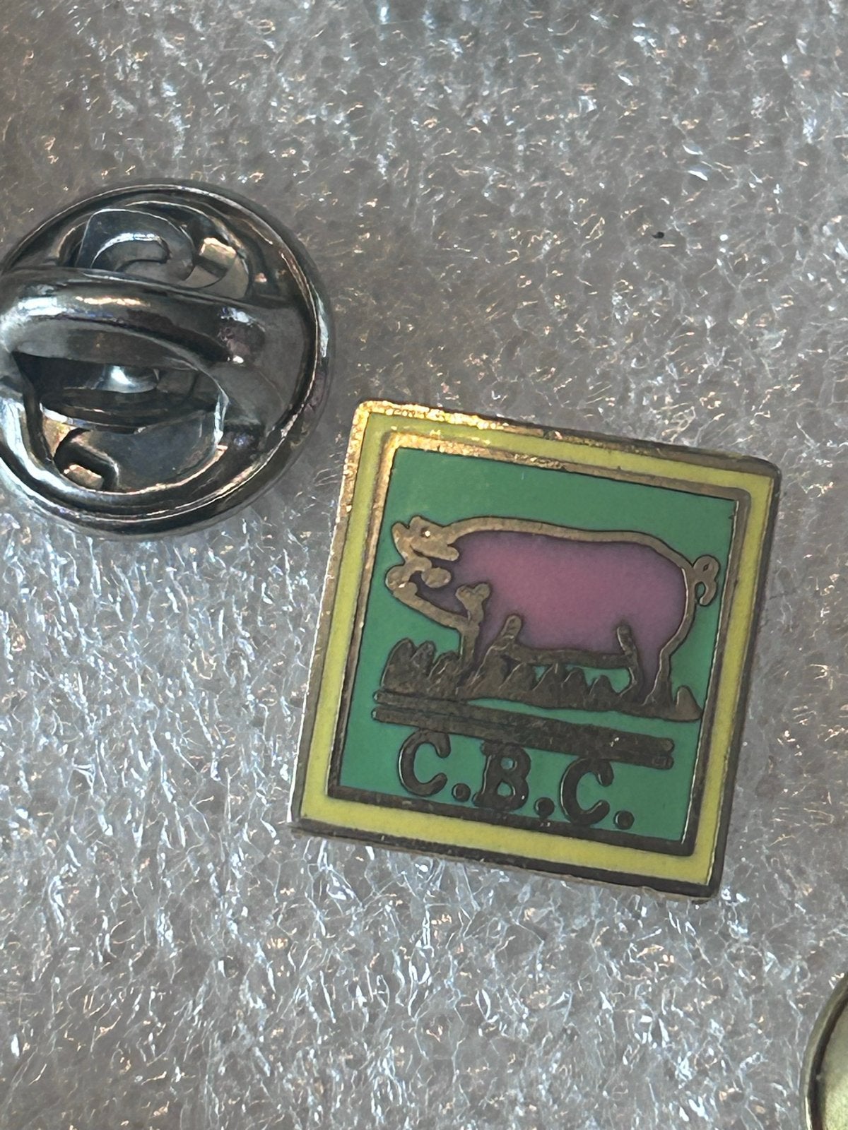 Vintage C.B.C. varkenspin, emaille, verzamelobject, Ophalen of Verzenden, Zo goed als nieuw, Dier of Natuur, Speldje of Pin