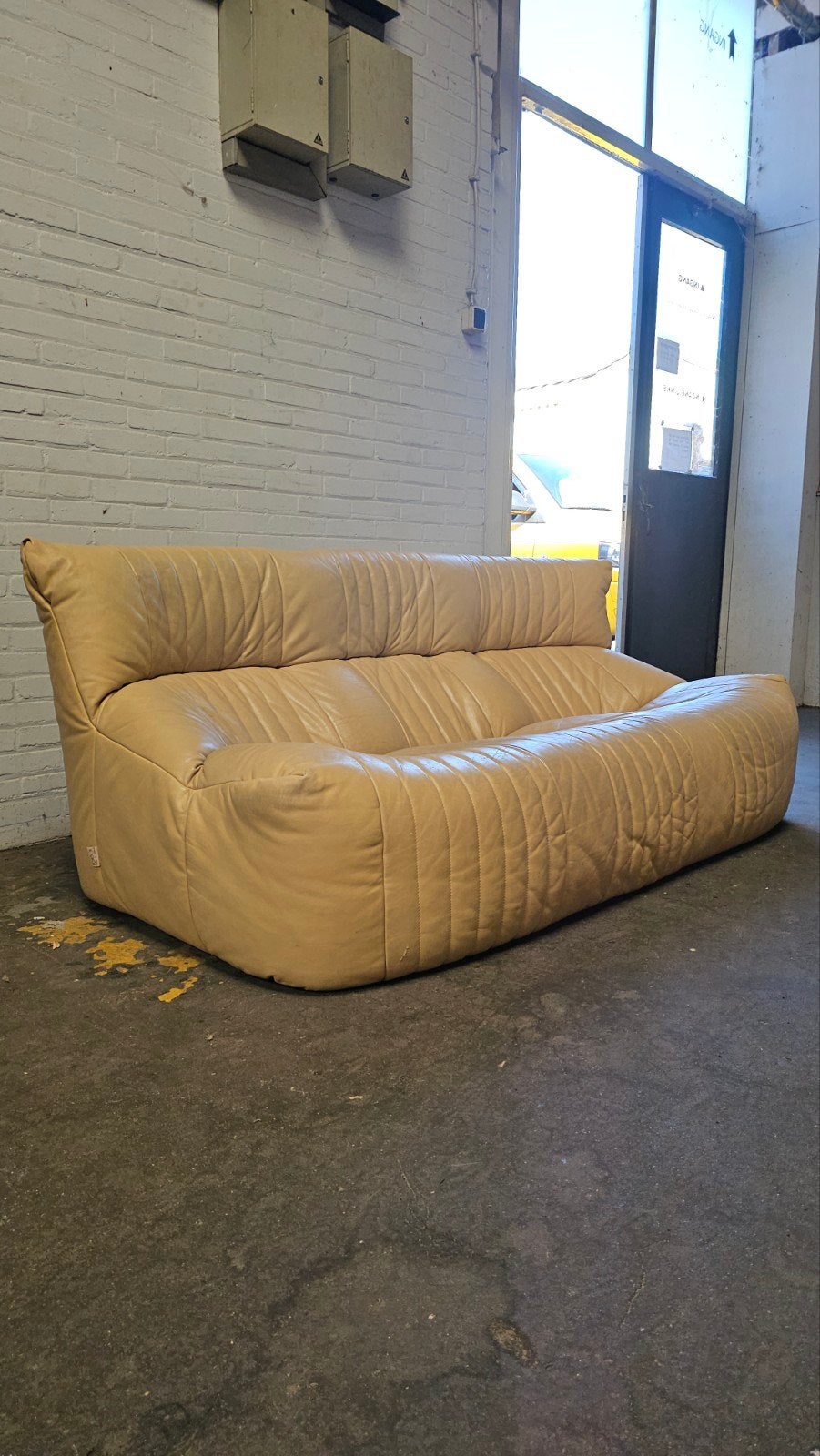 Ligne Roset Aralia Togo 3-zitsbank in beige leer, Gebruikt, 100 tot 125 cm, 150 tot 200 cm, Modern, Design, Vintage