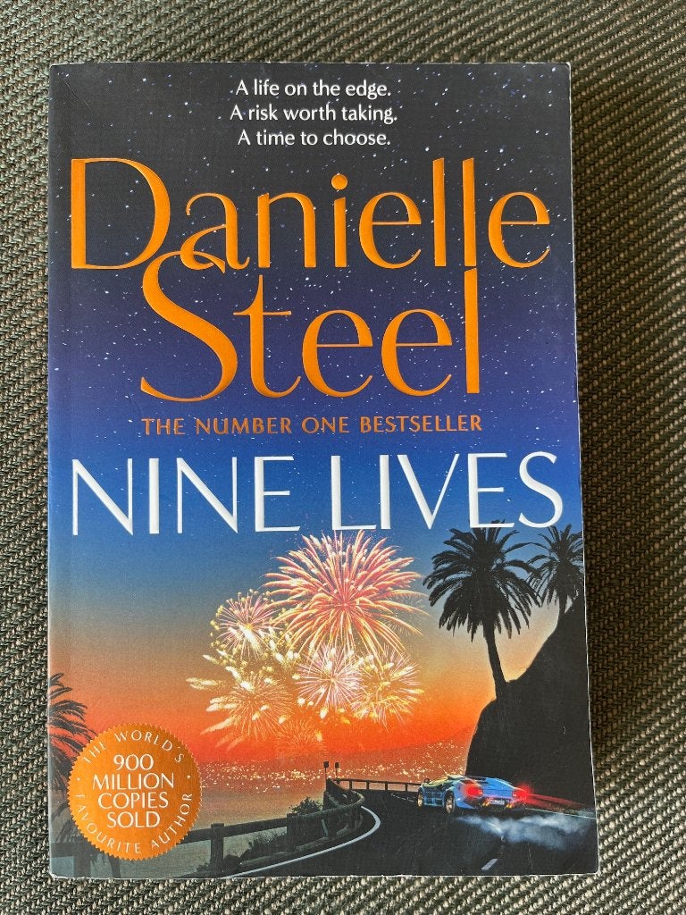 Danielle Steel - Nine lives. (2022), Ophalen of Verzenden, Zo goed als nieuw, Danielle Steel