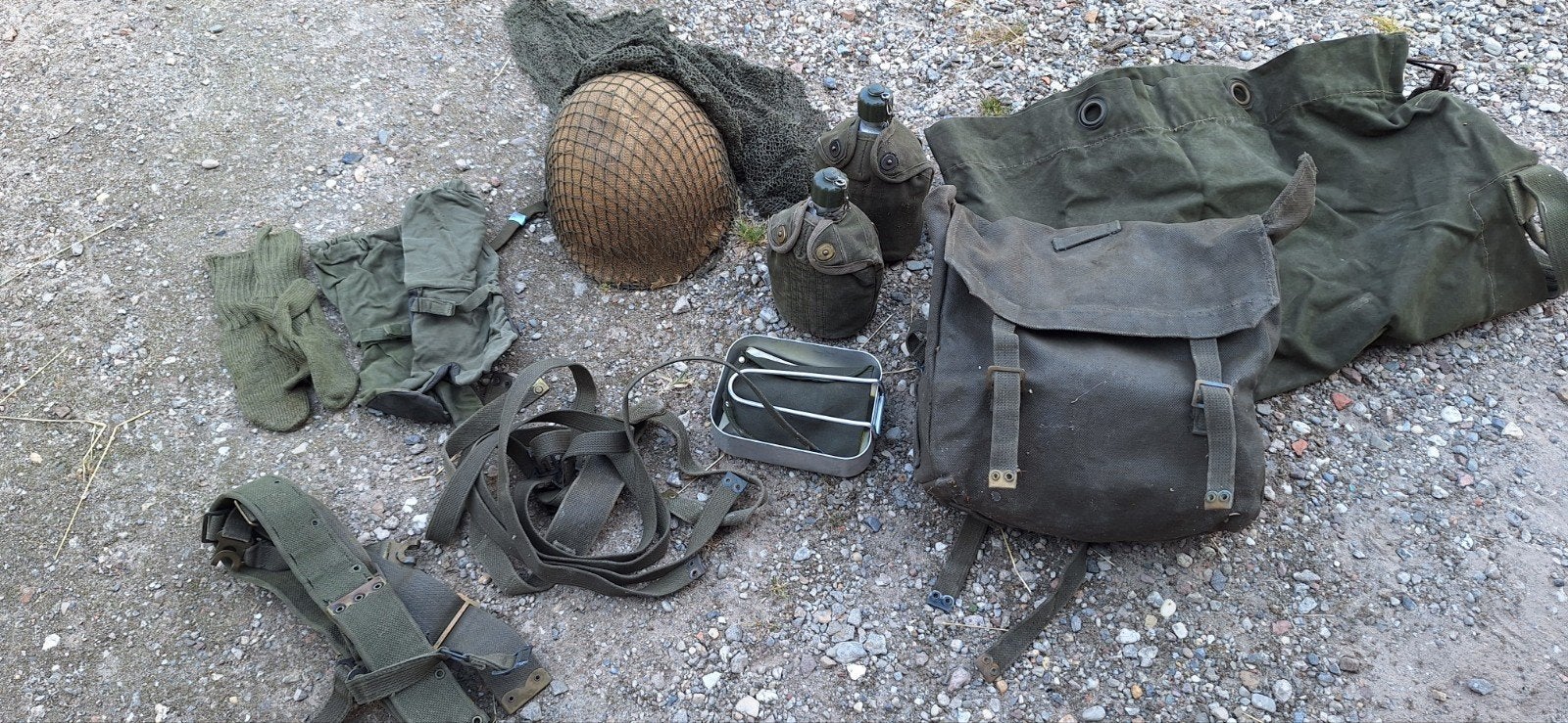 Militair uitrusting pakket - Helm, veldfles, rugzak en meer, Ophalen of Verzenden, Overige soorten, Overige gebieden, Overige typen