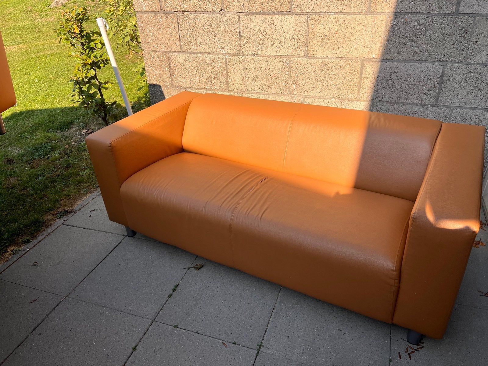 Comfortabele tweepersoonsbank - Oranje/bruin leer, Ophalen, Strak, Gebruikt, 150 tot 200 cm