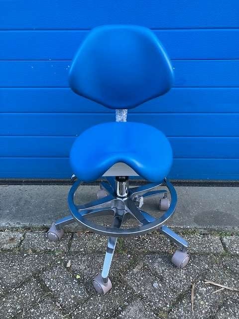 Behandelaar stoel zadelkruk met rugleuning en voetring