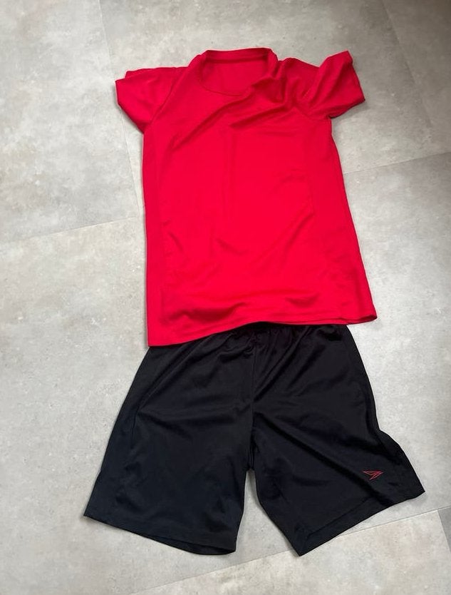 Dutchy Sportsetje Maat 152 - Rood Shirt & Zwarte Short, Ophalen of Verzenden, Zo goed als nieuw, Jongen of Meisje, Sport- of Zwemkleding