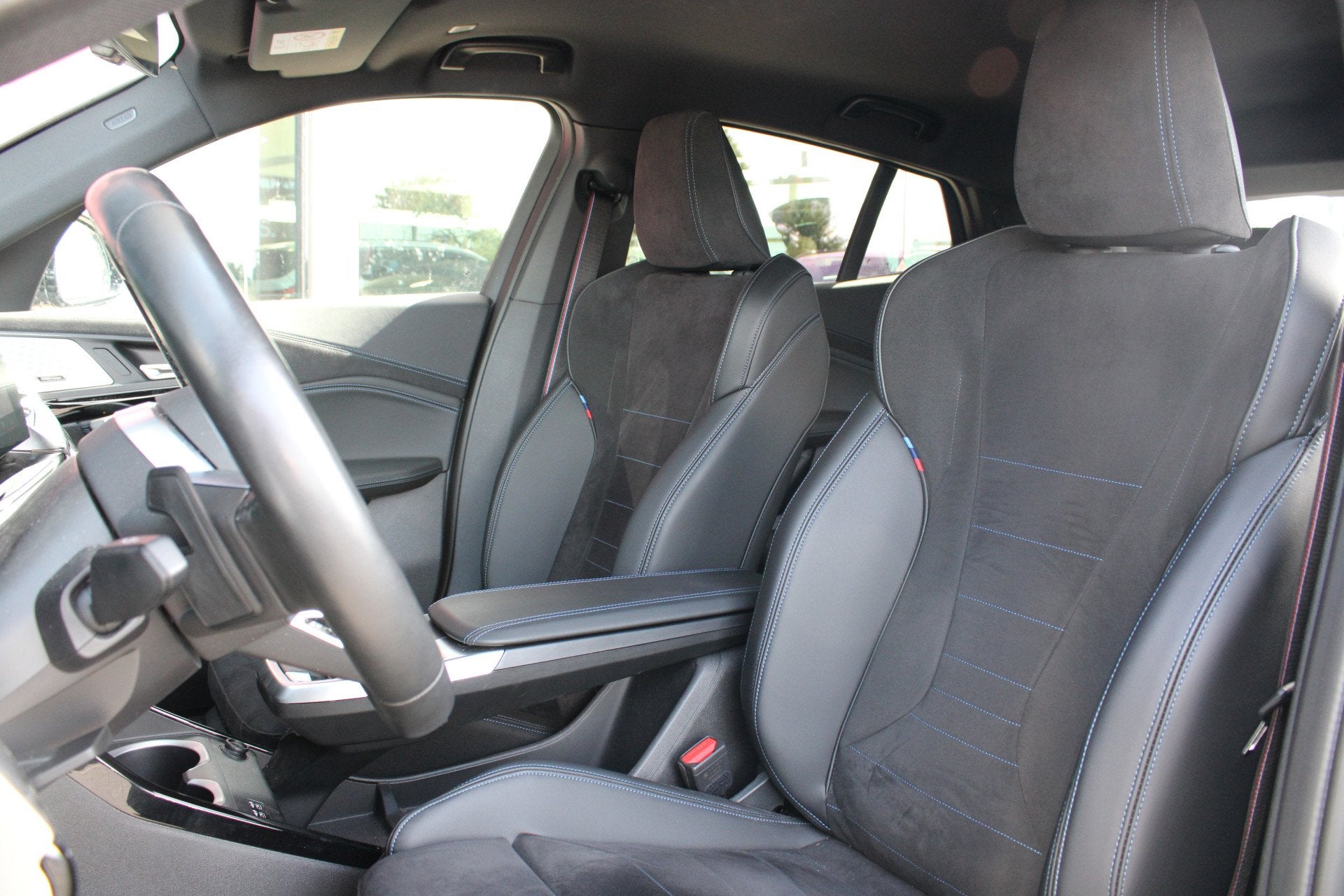 BMW iX2 xDrive30 M Sport / Sportstoelen / Comfort Access / H, Auto's, BMW, Dealer onderhouden, Zwart, Met garantie (alle), 24 min