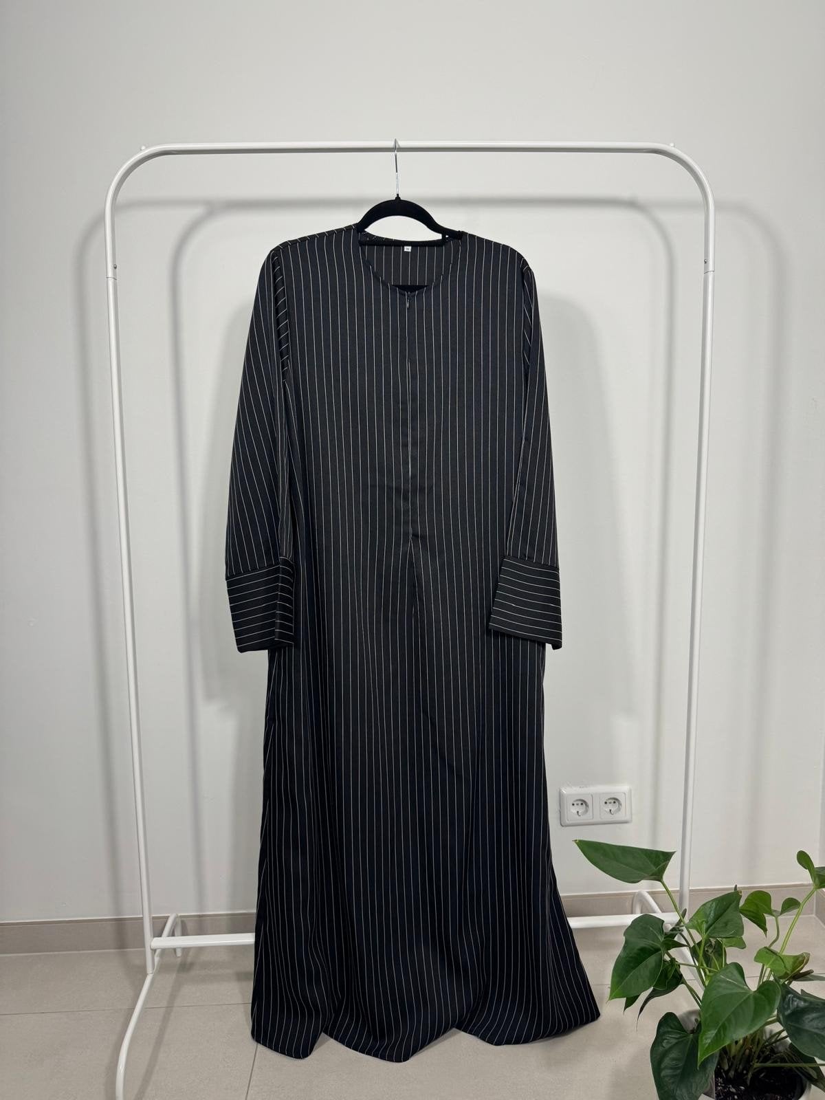 Elegante Zwarte Dames Jurk met Witte Strepen, Kleding | Dames, Maat 38/40 (M), Zwart, Ophalen of Verzenden, Onder de knie