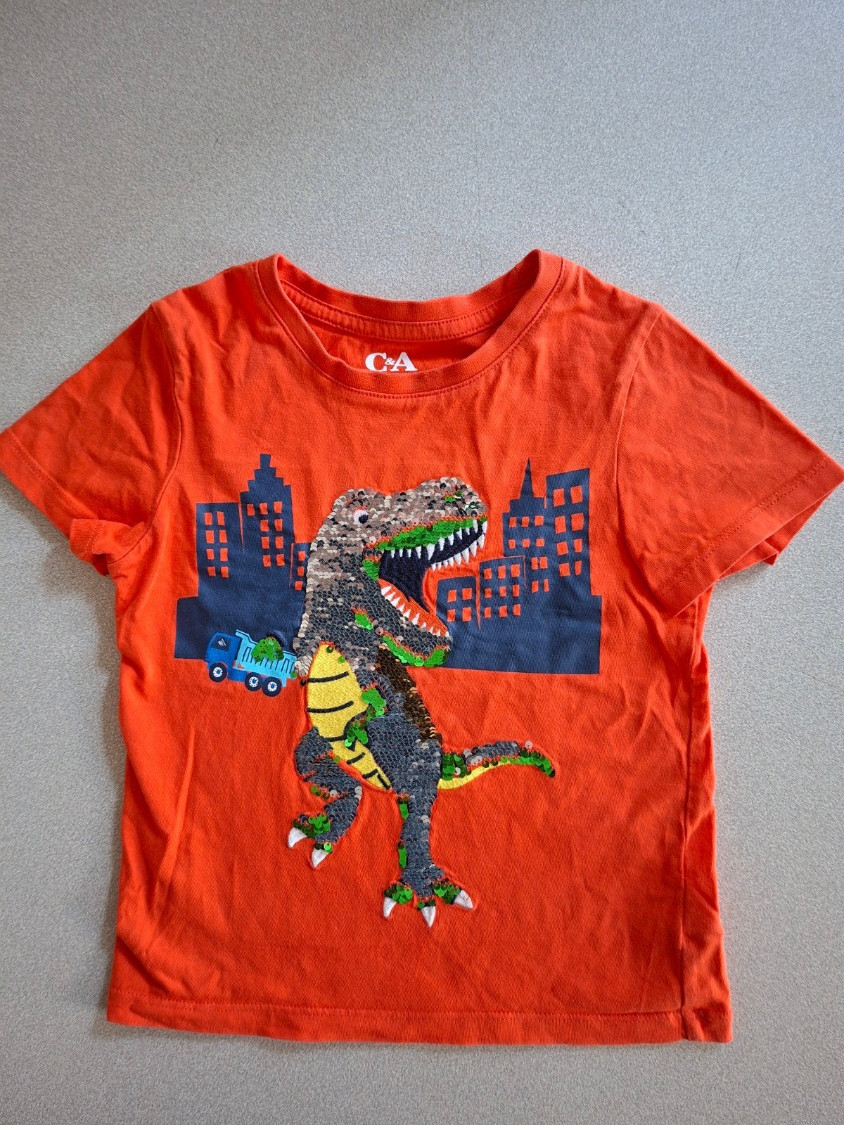 Jongensshirt 110 Dino glimmertjes, kun je overheen vegen, C&A, Ophalen of Verzenden, Zo goed als nieuw, Shirt of Longsleeve