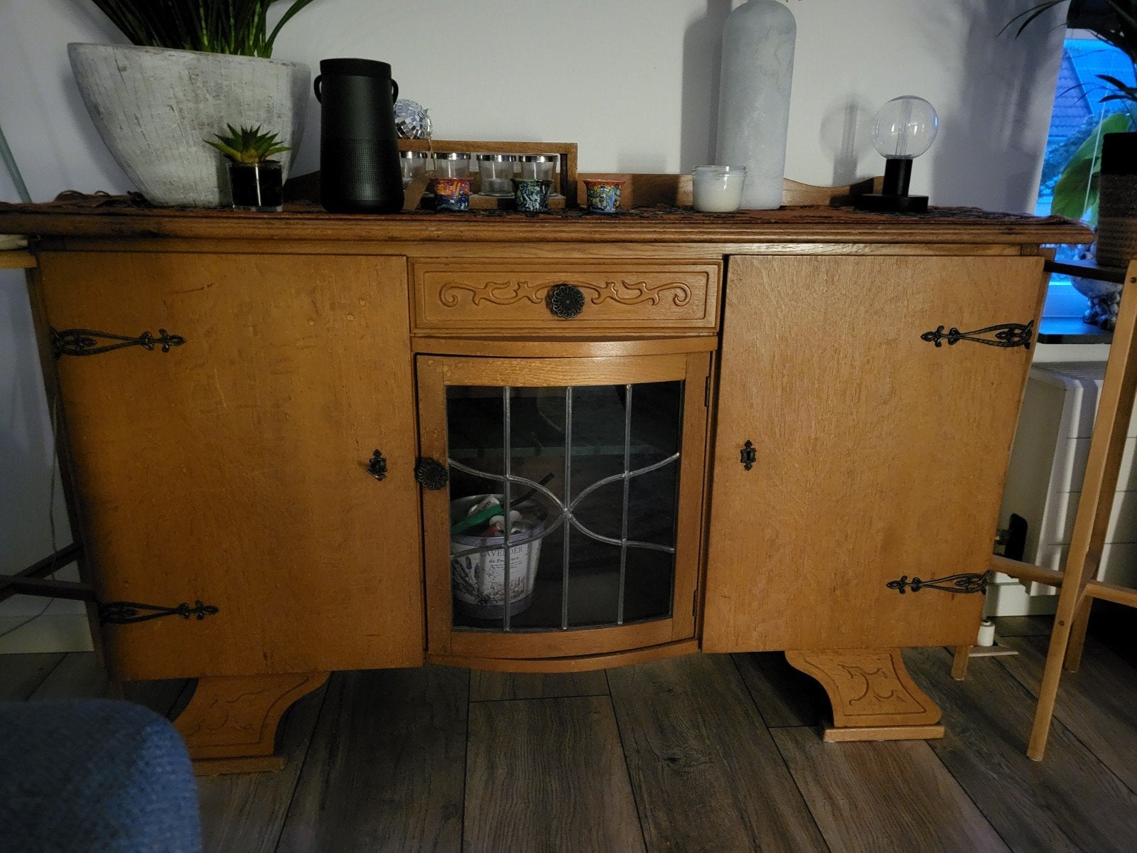 Vintage eiken dressoir met glas-in-lood detail, Antiek en Kunst, Ophalen