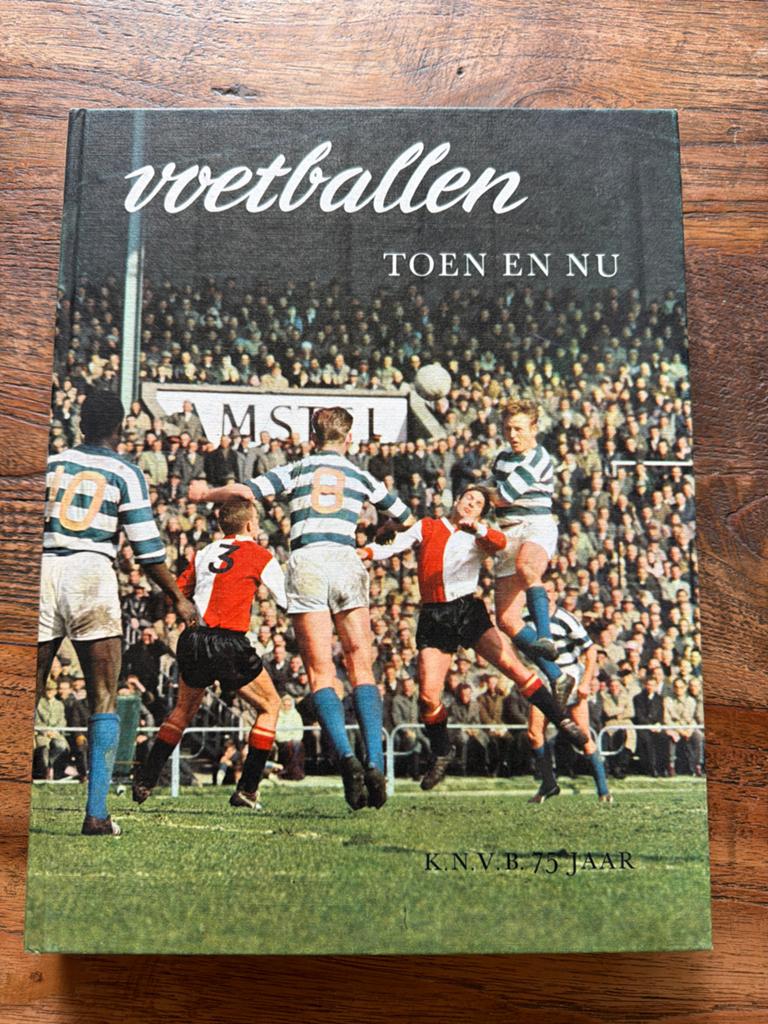 Jubileumboek: 75 jaar KNVB - Voetballen Toen en Nu (1964), Ophalen of Verzenden, Gelezen, Balsport