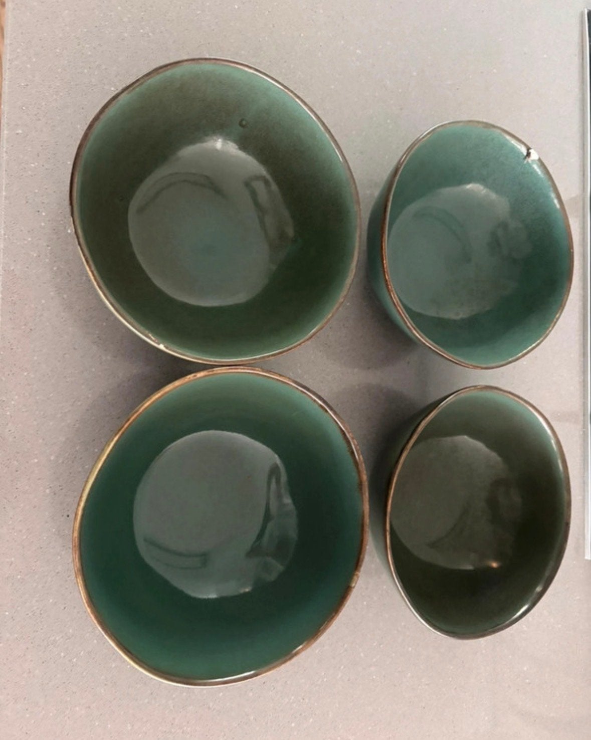 Mooi groen servies - diverse borden, kommen en mokken, Huis en Inrichting, Ophalen, Keramiek, Zo goed als nieuw, Bord(en)