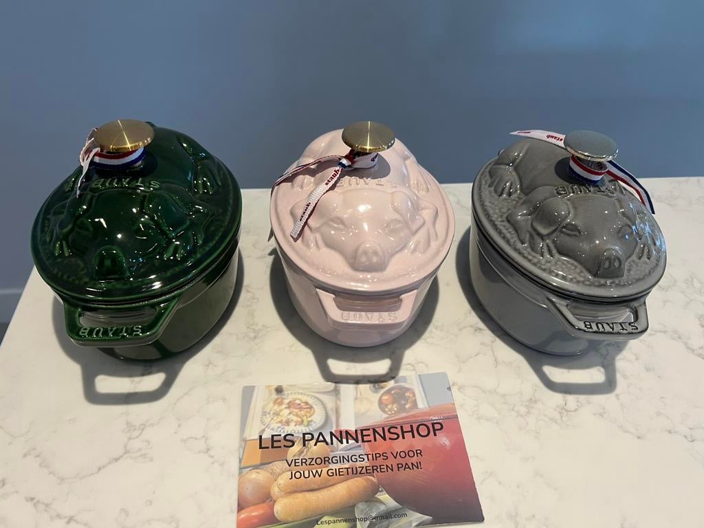 Zeldzame Staub “Pig Cocotte” set, 3 kleuren, nieuw!, Gietijzer, Nieuw, Ophalen of Verzenden, Staub