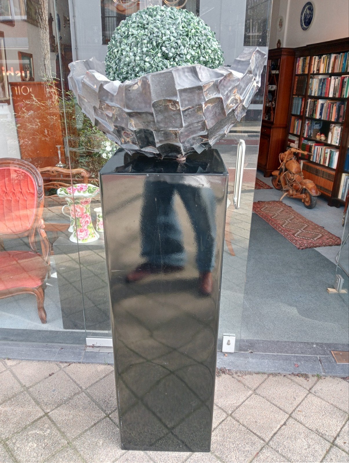 Decoratieve zuil met schelpen schaal met kunstbloemen, Ophalen of Verzenden