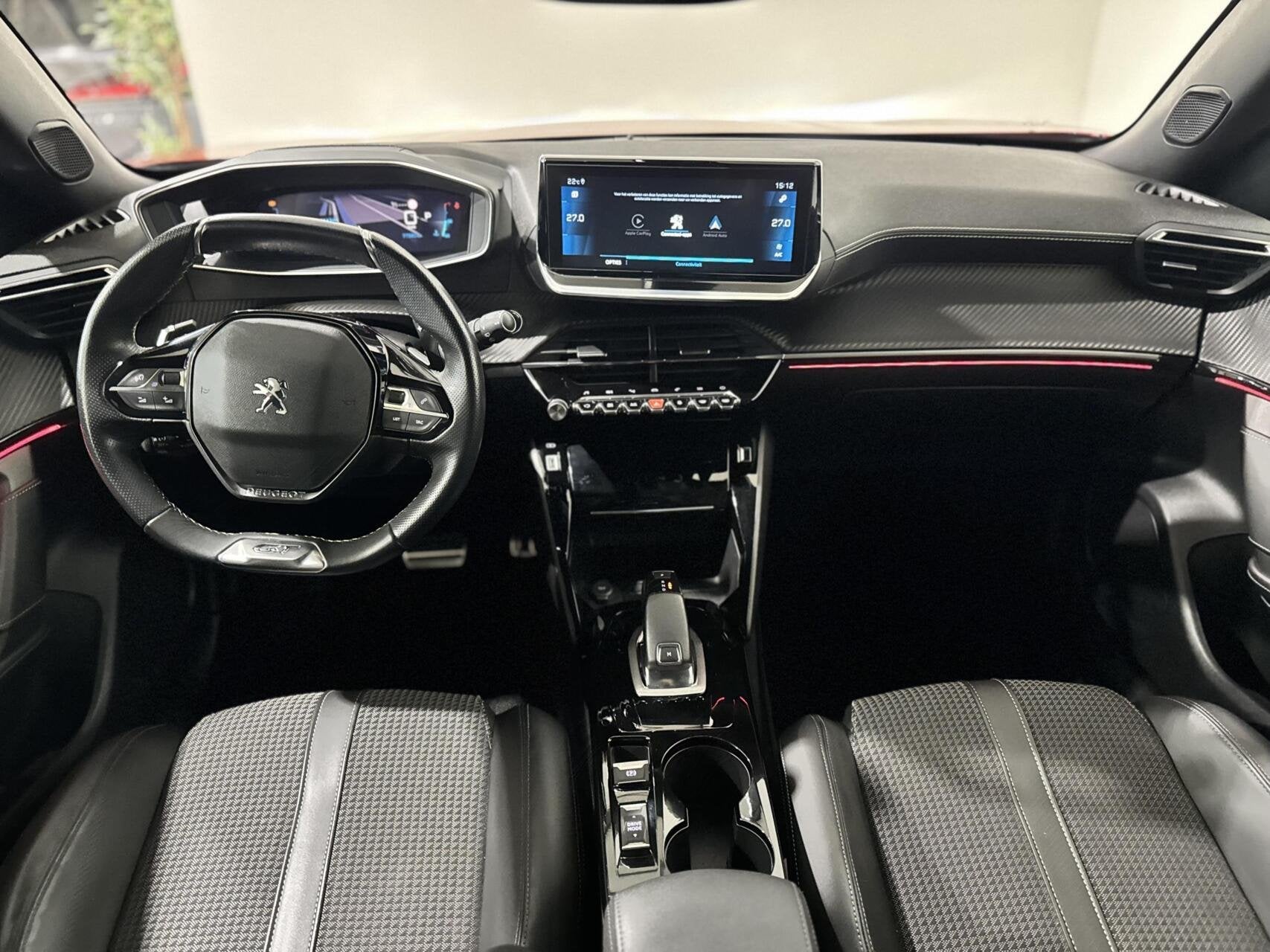 Peugeot 2008 1.2 Pure Tech GT Line|CARPLAY|LANE|360 CAMERA, 360° camera, Gebruikt, Zwart, 4 cilinders