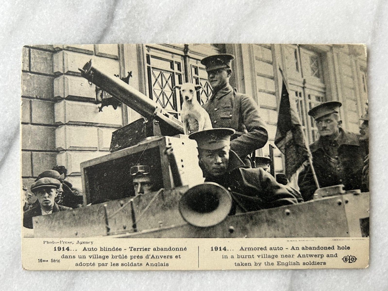 Wo1: ansichtskarte panzerauto terrier hond MG auto Brits, Verzamelen, Ophalen of Verzenden, Landmacht, Nederland, Foto of Poster