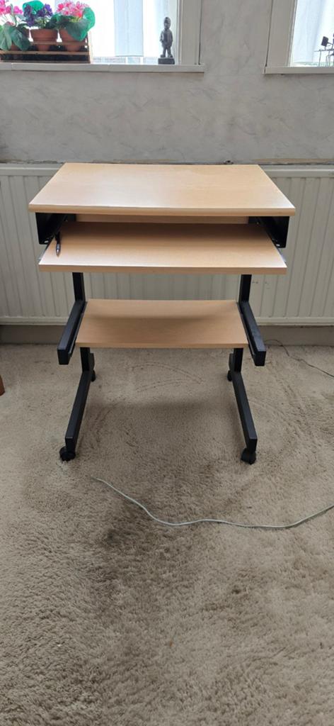 Compact computer tafeltje met uitschuifbaar toetsenbordblad, Gebruikt, Modern, functioneel, Minder dan 70 cm, Minder dan 40 cm