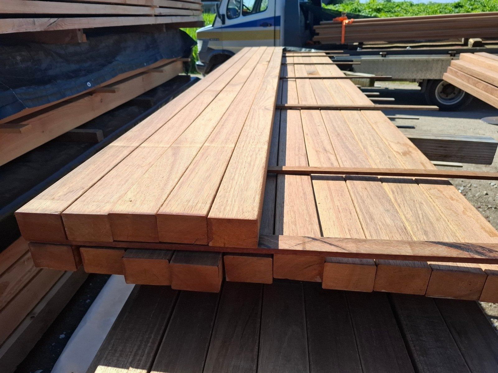 Partij 15 st hardhout palen balken 3m geschaafd bezorgen mog, Ophalen, Nieuw, Hardhout, 250 cm of meer