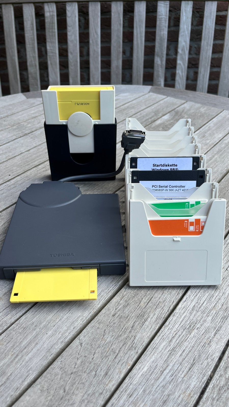 Floppy Disc set; Toshiba FDD Attachm.Case + 2-floppy holders, Computers en Software, Ophalen of Verzenden, Gebruikt