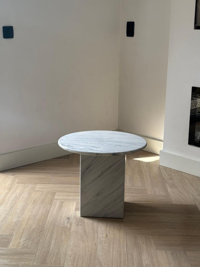 Vintage Carrara-marmeren salontafel/bijzettafel, Overige materialen, Travertin japandi vintage marmeren natuursteen, Rond, Zo goed als nieuw