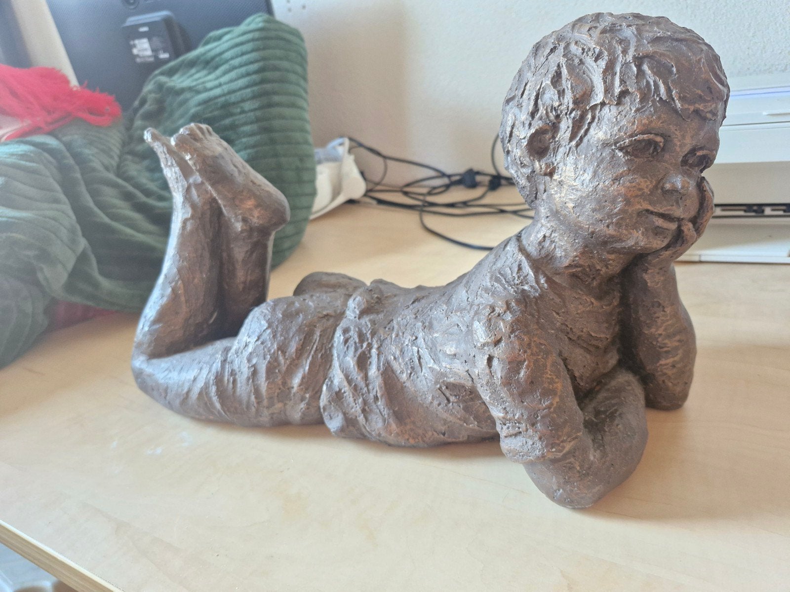 Gipsen beeldje van liggend kind - Jongen, Ophalen of Verzenden, 20 - 50 cm, Beeld, Bruin