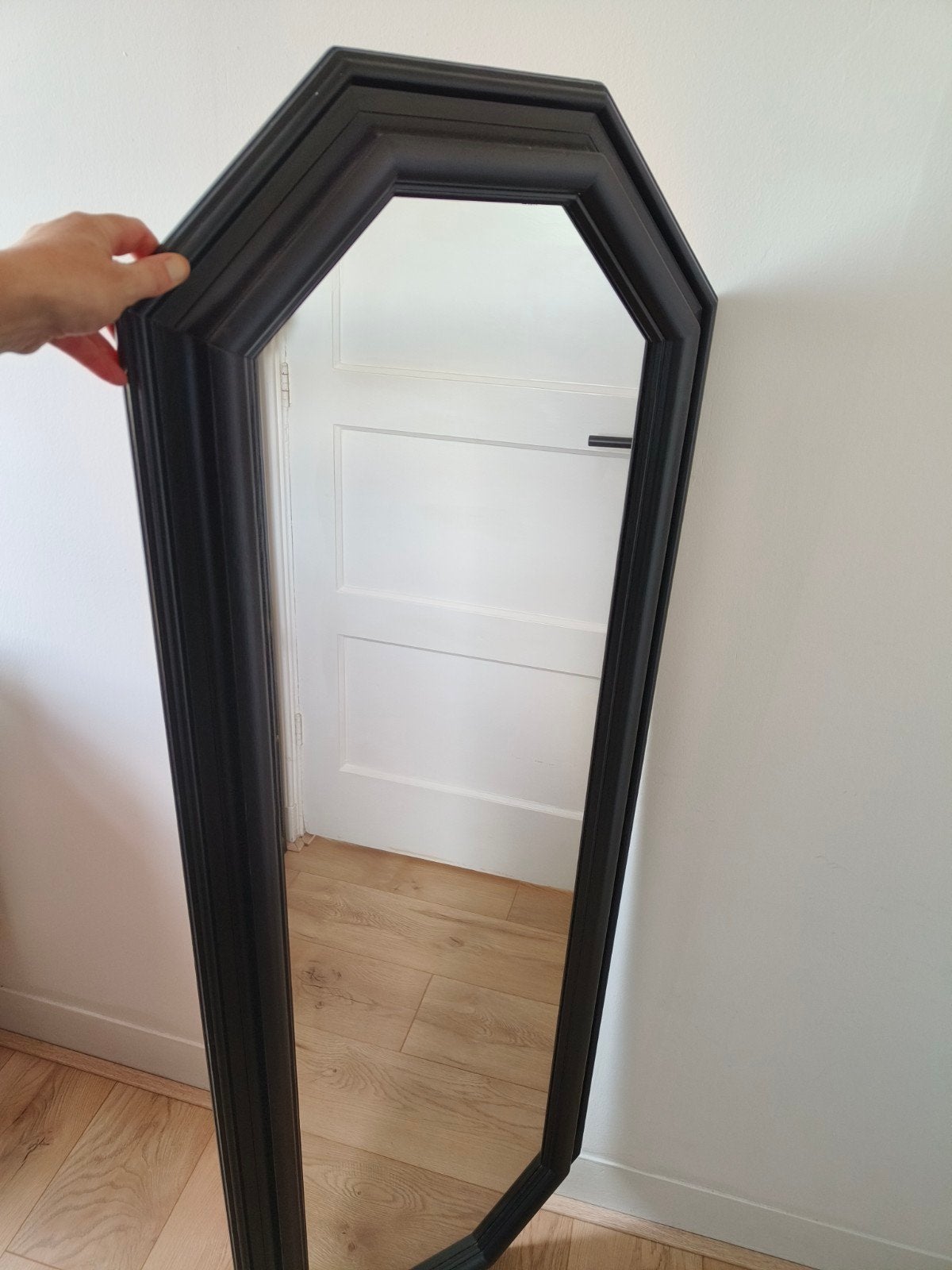 Grote klassieke spiegel met zwart massief houten frame, Huis en Inrichting, Ophalen