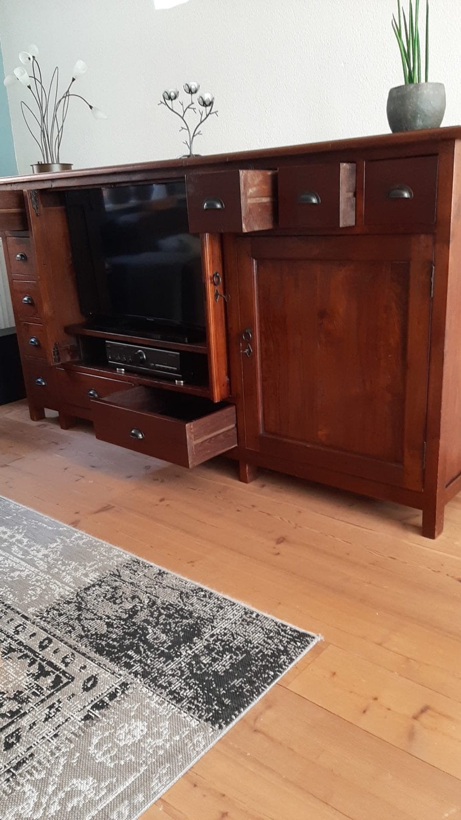 Koloniaal houten tv-meubel met veel opbergruimte, Huis en Inrichting, Ophalen, Gebruikt, 100 tot 150 cm, 200 cm of meer
